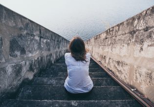 Ηλικία: Πότε αισθανόμαστε πιο έντονα την μοναξιά;