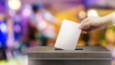 Στην τελική ευθεία για τις ευρωεκλογές – Η μάχη για τους αναποφάσιστους και ο φόβος της χαλαρής ψήφου