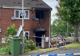 Βρετανία: Νεκρές δύο 20χρονες γυναίκες μετά από φωτιά σε σπίτι – Συνελήφθησαν δύο νεαροί άνδρες