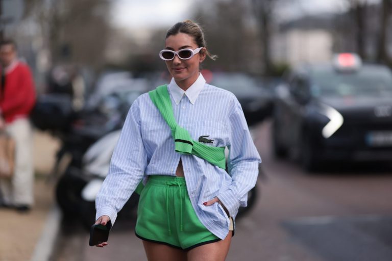 4 φρέσκοι τρόποι για να φορέσετε τα σορτς αυτό το καλοκαίρι και να μη δείχνουν βαρετά