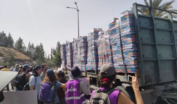 Ισραήλ: Ειρηνιστές προστατεύουν οχηματοπομπή με βοήθεια για τη Λωρίδα της Γάζας