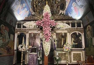 Πάσχα 2024: Ο στολισμός του Σταυρού στα Ανώγεια