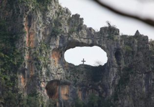 Ήπειρος: Η «Τρύπα του Άη Γιώργη» και ο μύθος του ιπτάμενου καβαλάρη – Οι θρησκευτικοί συμβολισμοί