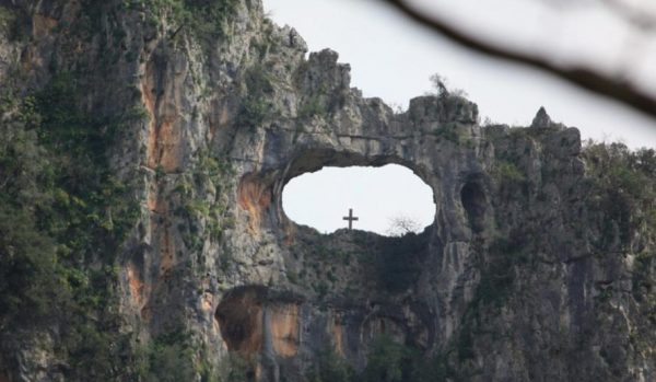 Ήπειρος: Η «Τρύπα του Αη Γιώργη» και ο μύθος του ιπτάμενου καβαλάρη - Οι θρησκευτικοί συμβολισμοί