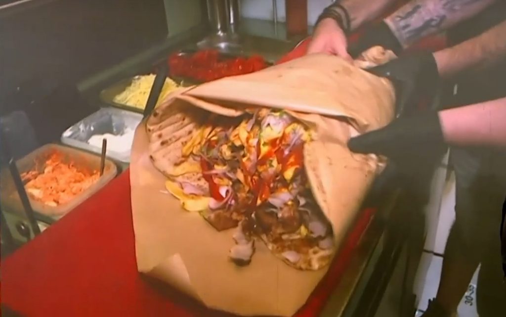 Νέο Ηράκλειο: Σουβλατζίδικο έφτιαξε πιτόγυρο – γίγα και χαρίζει κινητό σε όποιον τον καταναλώσει σε 20 λεπτά