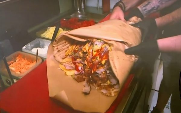 Νέο Ηράκλειο: Σουβλατζίδικο έφτιαξε πιτόγυρο – γίγα και χαρίζει κινητό σε όποιον τον καταναλώσει σε 20 λεπτά