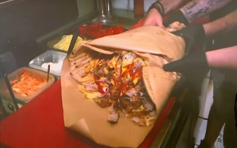 Νέο Ηράκλειο: Σουβλατζίδικο έφτιαξε πιτόγυρο – γίγα και χαρίζει κινητό σε όποιον τον καταναλώσει σε 20 λεπτά