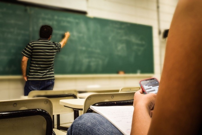 Σχολεία: Σε ισχύ το νέο «ποινολόγιο» για κατοχή και χρήση κινητών τηλεφώνων - Πειθαρχούν οι μαθητές;