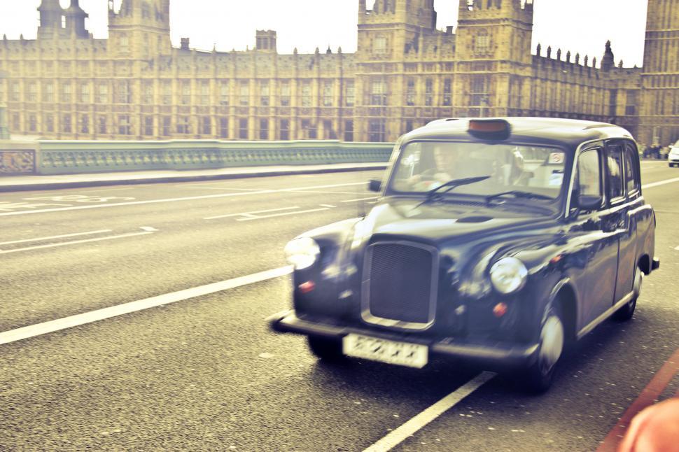 Uber: Αγωγή 250 εκατομμυρίων λιρών από οδηγούς ταξί του Λονδίνου