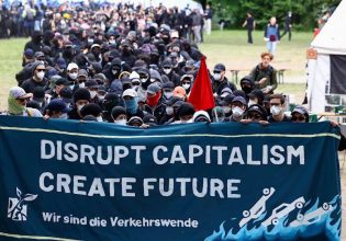 Στο στόχαστρο διαδηλωτών εργοστάσιο της Tesla – Επεισόδια και συλλήψεις