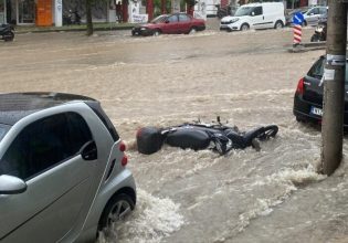 Ξαφνικό μπουρίνι με χαλάζι χτύπησε τη Θεσσαλονίκη – Ποτάμια οι δρόμοι