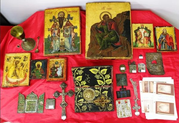 Τρεις συλλήψεις για αρχαιοκαπηλία - Έκρυβαν εικόνες Αγίων, ιερά αντικείμενα και αρχαία νομίσματα