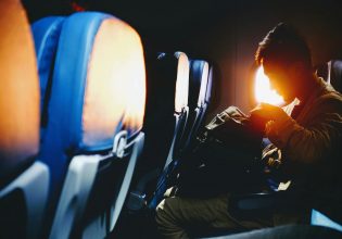 «Fly Without Fear»: 7 μέθοδοι για να νικήσετε τον φόβο σας για τα αεροπλάνα 