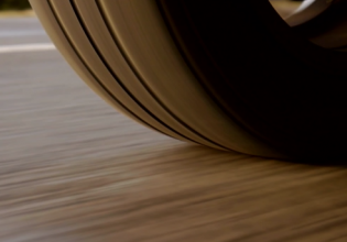 Τροχαία: Παγίδες «θανάτου» οι άδειοι δρόμοι – Κόντρες, υψηλές ταχύτητες & παραβιάσεις του ΚΟΚ