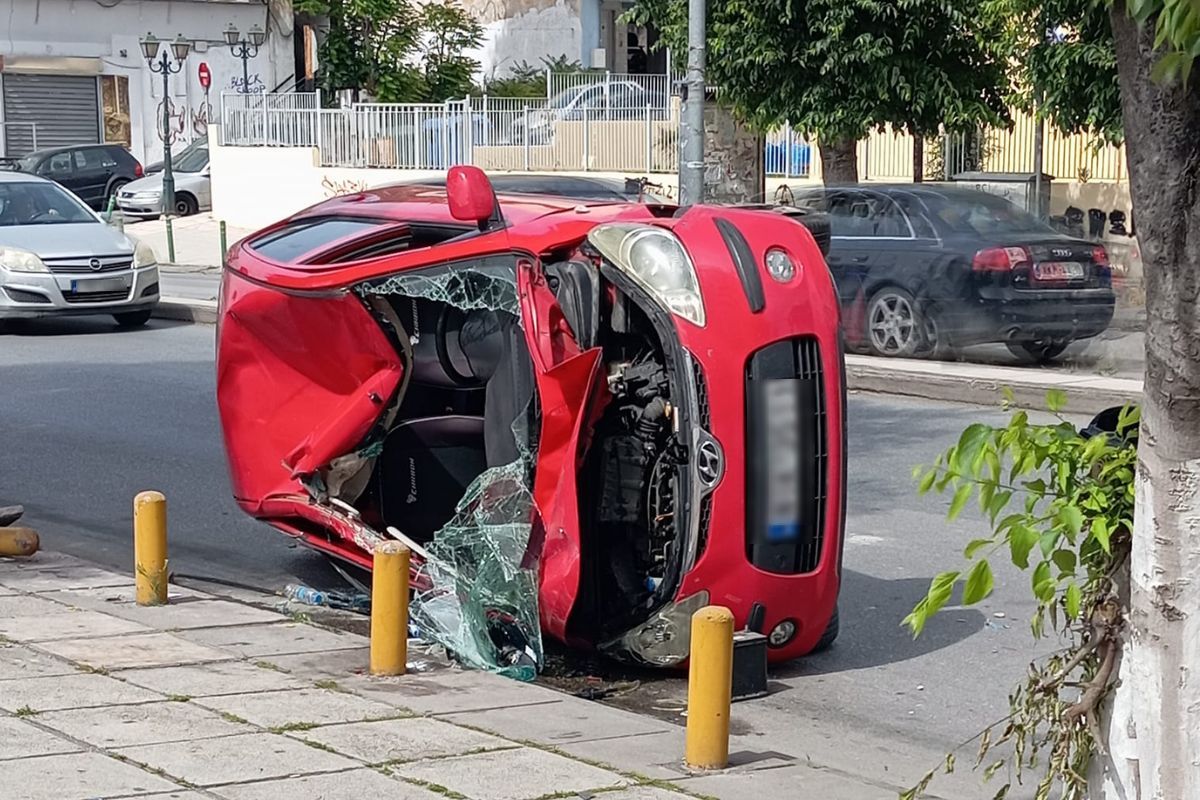 Θεσσαλονίκη:  ΙΧ συγκρούστηκε με ταξί και ανατράπηκε – Tραυματισμένος απεγκλωβίστηκε  ο οδηγός
