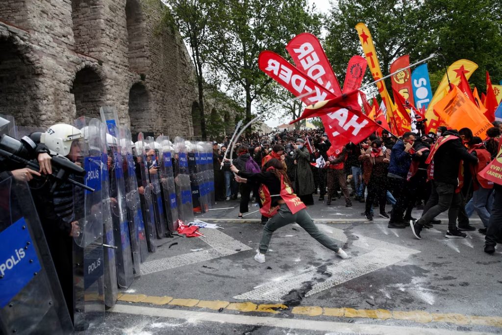 Κωνσταντινούπολη: Εκτεταμένα επεισόδια στην πορεία για την Πρωτομαγιά