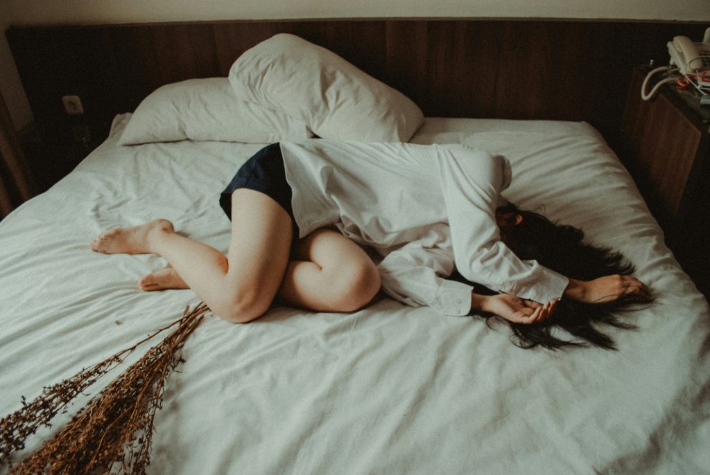 Αφέσου στην άνεση του κρεβατιού κάνοντας «bed rotting» – Πώς αναζωογονεί τον οργανισμό σου