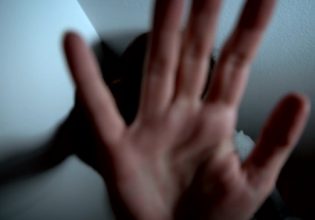 Ερμού: Άντρας επιτέθηκε σε γυναίκα – «Τη χτυπούσε με μανία στο πρόσωπο και στην καρωτίδα»