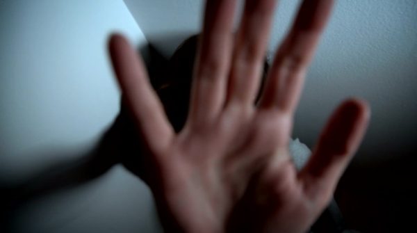 Ερμού: Άντρας επιτέθηκε σε γυναίκα – «Τη χτυπούσε με μανία στο πρόσωπο και στην καρωτίδα»