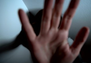 Ενδοοικογενειακή βία: Ξυλοκόπησε τη σύντροφό του ενώ είχε το 20 ημερών μωρό της αγκαλιά