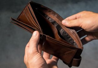 Καλπάζει προς τις κάλπες το «τέρας της ακρίβειας» – Κλείνει τα μάτια η κυβέρνηση, πυρά εξαπολύουν τα κόμματα