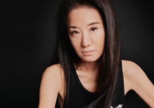 H Vera Wang είναι φαινόμενο! Απολαμβάνει την εργένικη ζωή στα 75 και αρνείται να αφήσει γκρίζα τα μαλλιά της