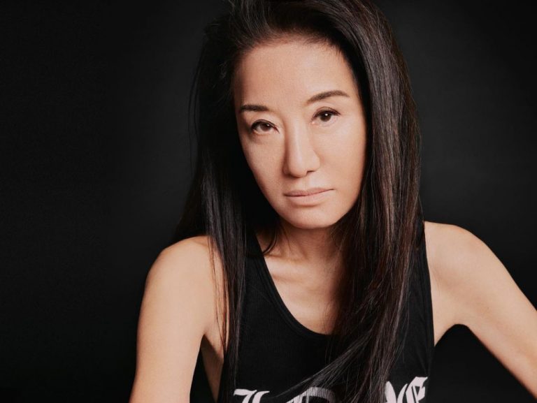 H Vera Wang είναι φαινόμενο! Απολαμβάνει την εργένικη ζωή στα 75 και αρνείται να αφήσει γκρίζα τα μαλλιά της