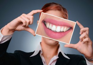 Κίτρινα δόντια: Η συνήθεια που πρέπει να αποφύγετε για να απαλλαγείτε