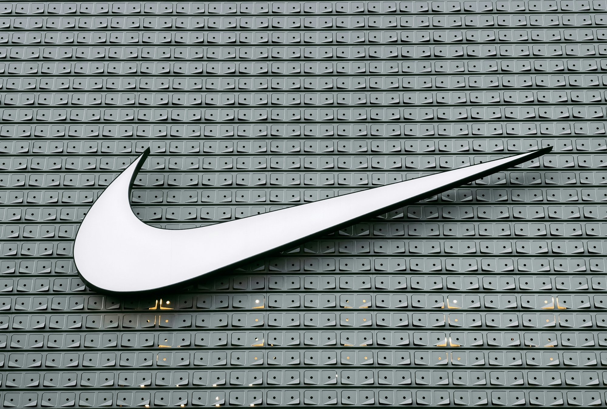 Γερμανία: Η Nike αποκτά μερικώς δικαιώματα στις ρίγες της Adidas