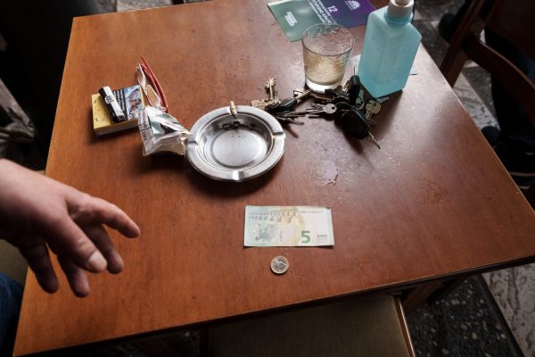 To «κενό αποταμίευσης» και οι λόγοι που η Ελλάδα βρίσκεται στον πάτο της ευρωζώνης