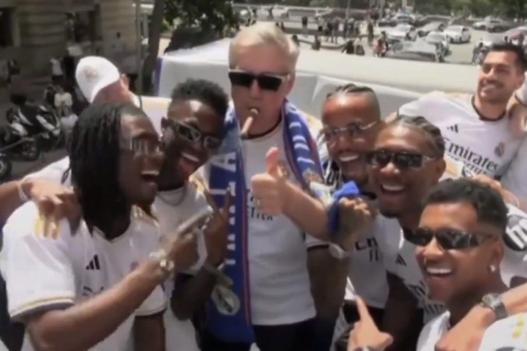 Ο Αντσελότι το έκανε πάλι: Κάπνισε πούρο στην παρέλαση της Ρεάλ Μαδρίτης