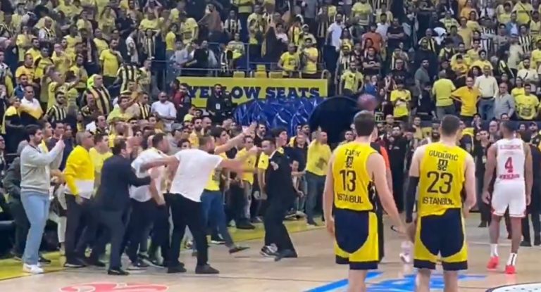 Οι οπαδοί της Φενέρμπαχτσε την έπεσαν στους παίκτες της Μονακό (vid)