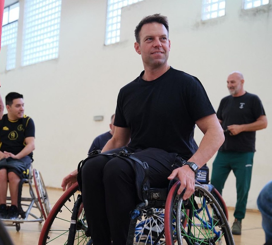 Έπαιξε μπάσκετ με αμαξίδιο ο Κασσελάκης, μαζί με τον Παππά – «Άνθρωποι με ψυχή, άνθρωποι ορατοί»