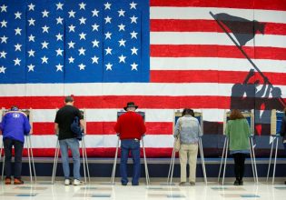 ΗΠΑ: Τι φοβούνται τα 2/3 των Αμερικανών – Δημοσκόπηση για τις προεδρικές εκλογές