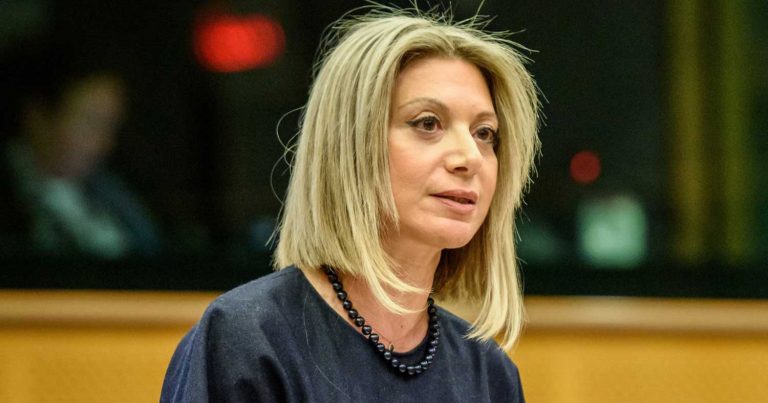 Μαρία Καρυστιανού: «Είναι δυνατόν να μιλά για θεωρίες συνωμοσίας;»