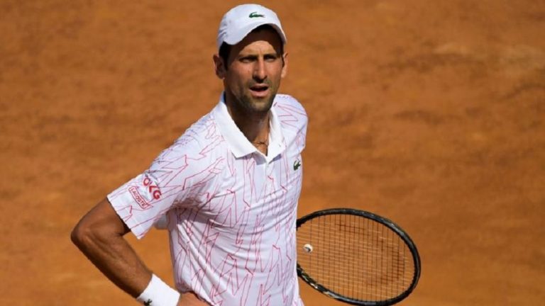 Απίστευτο: Ο Τζόκοβιτς δέχτηκε μπουκάλι στο κεφάλι την ώρα που υπέγραφε αυτόγραφα (vid)