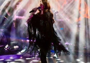 Με… φόρα συνεχίζουν Καίτη Γαρμπή και Γιώργος Λιβάνης στο «LAV STAGE» – Το νέο live club της παραλιακής