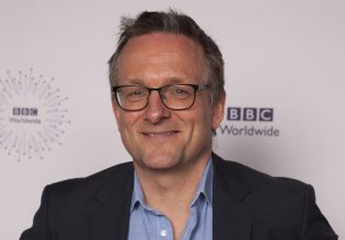 Σύμη: «Δύσκολο να χάθηκε, πήρε άλλο μονοπάτι ή έπεσε στη θάλασσα» – Ο δήμαρχος για τον δημοσιογράφο του BBC