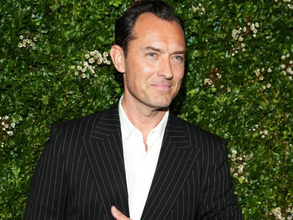 Ο Jude Law νοσταλγεί τα νιάτα του στον «Ταλαντούχο Κύριο Ρίπλεϊ»: «Είμαι σοκαρισμένος. Ήμασταν τόσο νέοι»