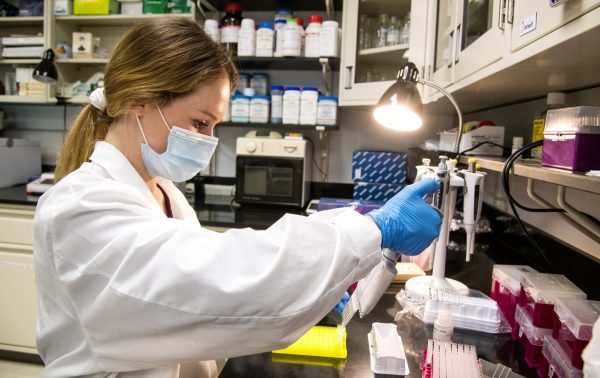 Ρωσία: Τρία άτομα συνελήφθησαν μετά τα δεκάδες κρούσματα τροφικής δηλητηρίασης