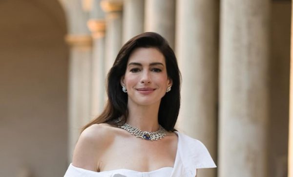 Anne Hathaway: Το περίεργο αξεσουάρ που χρησιμοποιεί για να κάνει πιο ζουμερά τα χείλη της