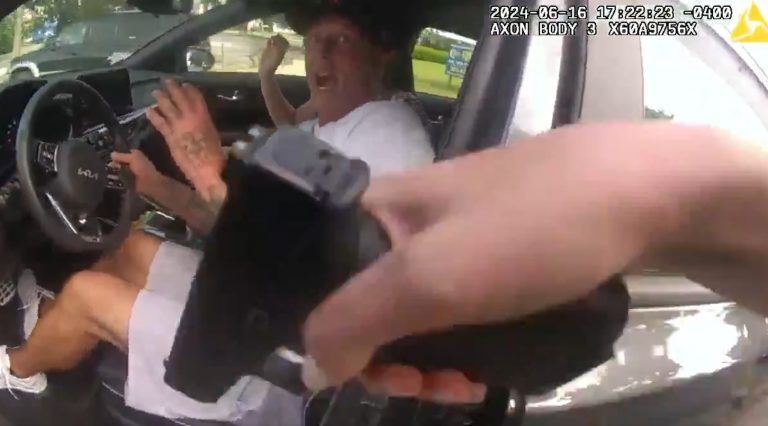 ΗΠΑ: Τρομακτικό βίντεο με αστυνομικό να πυροβολεί ακινητοποιημένο αυτοκίνητο με δύο άτομα μέσα