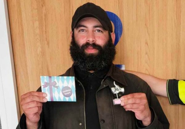 Ολλανδία: Άστεγος βρήκε και παρέδωσε 2.000 ευρώ και ανταμείφθηκε με τον καλύτερο τρόπο