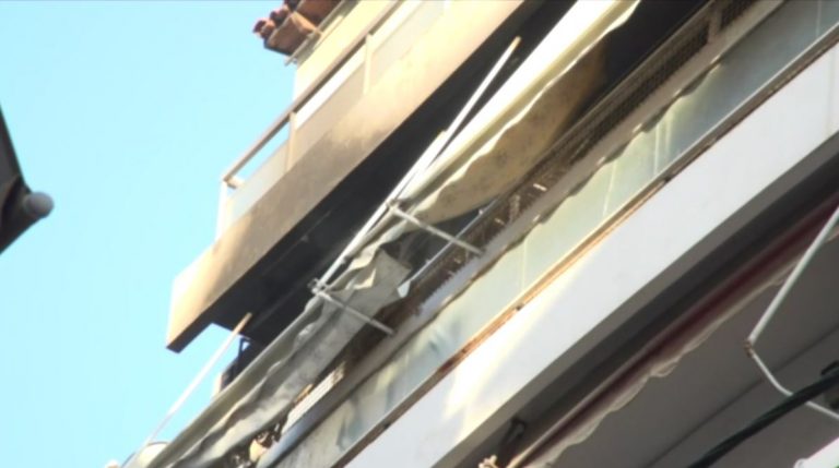 Φωτιά – Πειραιάς: Ολοκληρώθηκε το έργο της κατάσβεσης σε διαμέρισμα – Τραυματίστηκαν δύο πυροσβέστες