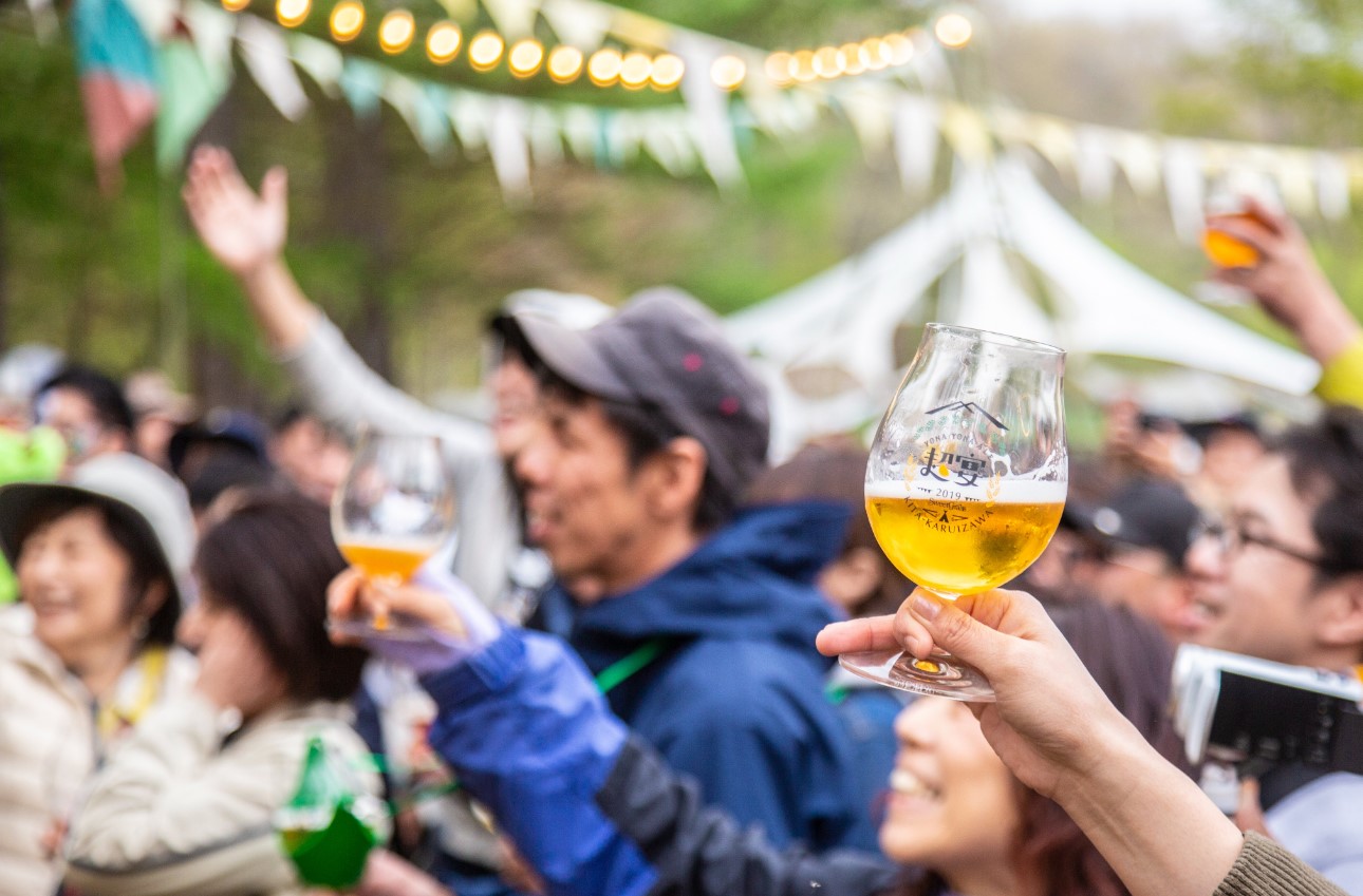 Η Ιαπωνία θέλει να μετατρέψει τους νέους της… σε γερούς πότες κι ο λόγος είναι σοβαρός