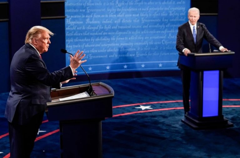 Οι ψηφοφόροι δίχως πανεπιστημιακές σπουδές γίνονται η «αχίλλειος πτέρνα» του Μπάιντεν στη μάχη με τον Τραμπ