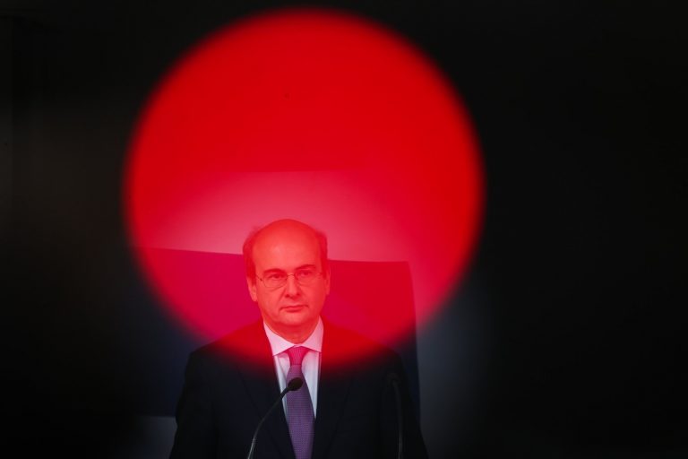 ΣΥΡΙΖΑ – Χατζηδάκης: Στα χαρακώματα για το οικονομικό πρόγραμμα Κασσελάκη