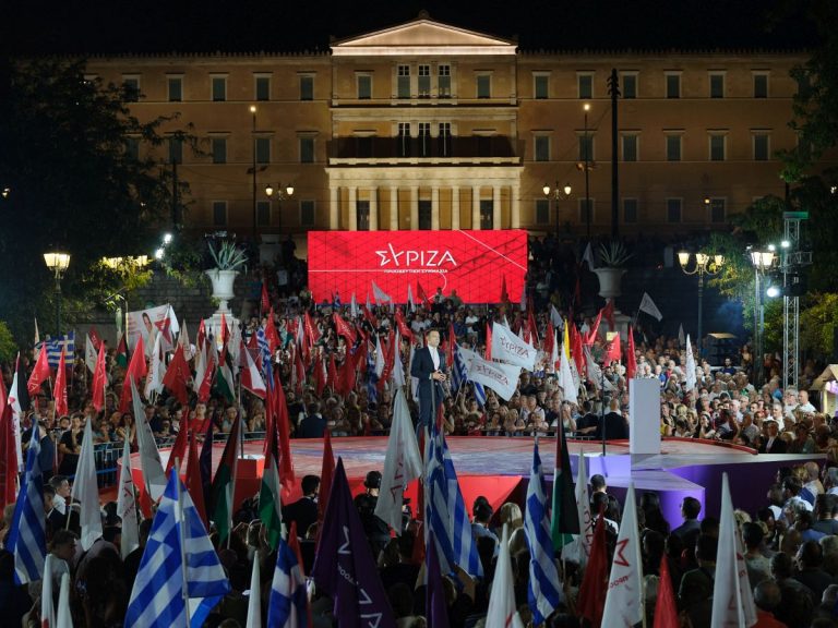 Ξεπέρασε τις προσδοκίες η συγκέντρωση στο Σύνταγμα, λένε στην Κουμουνδούρου – Η διμέτωπη επίθεση Κασσελάκη