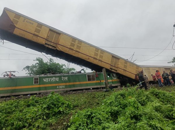 Ινδία: Τουλάχιστον 13 νεκροί από τη σύγκρουση επιβατικού τρένου με εμπορική αμαξοστοιχία