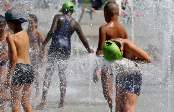 Καύσωνας: Η πολλή ζέστη…  αλλάζει τη δομή του παιδικού εγκεφάλου
